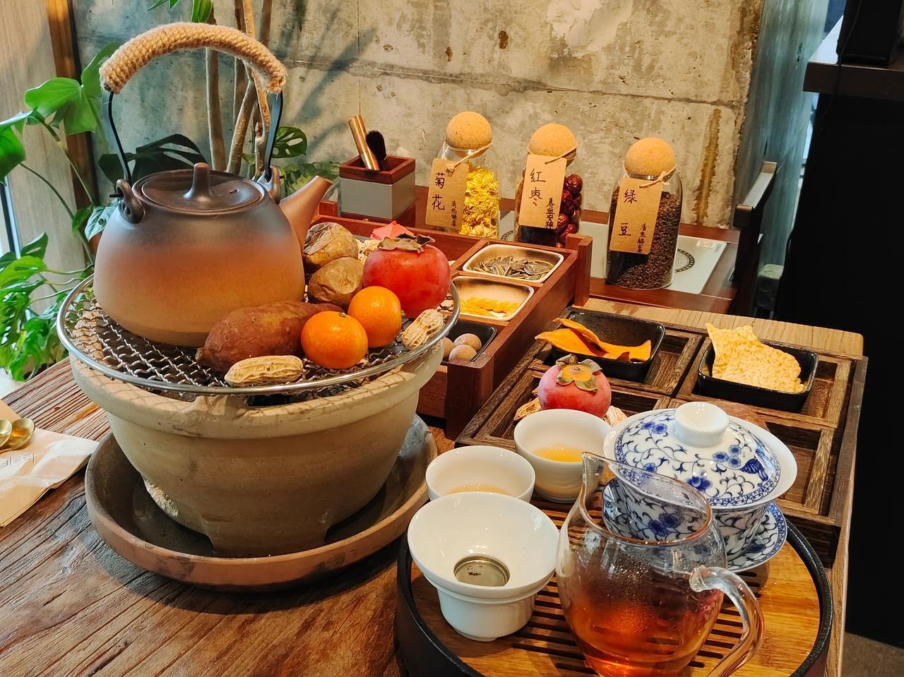 一张木桌，一壶热茶，三五知己围坐。
没有身份攀比，没有利益拉扯，不用戴面具，不用