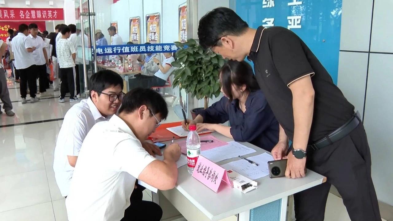 毕业即就业！宝应职校学子在家门口稳稳上岗
6月15日，宝应多部门联合职教集团举办