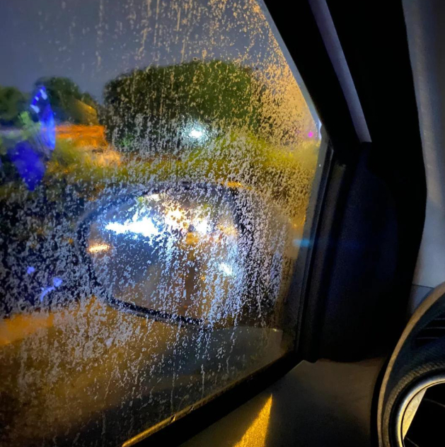 【问驾百科】为什么后视镜没有雨刮器？大v聊车买车之前先问驾 雨天开车，前挡风玻璃