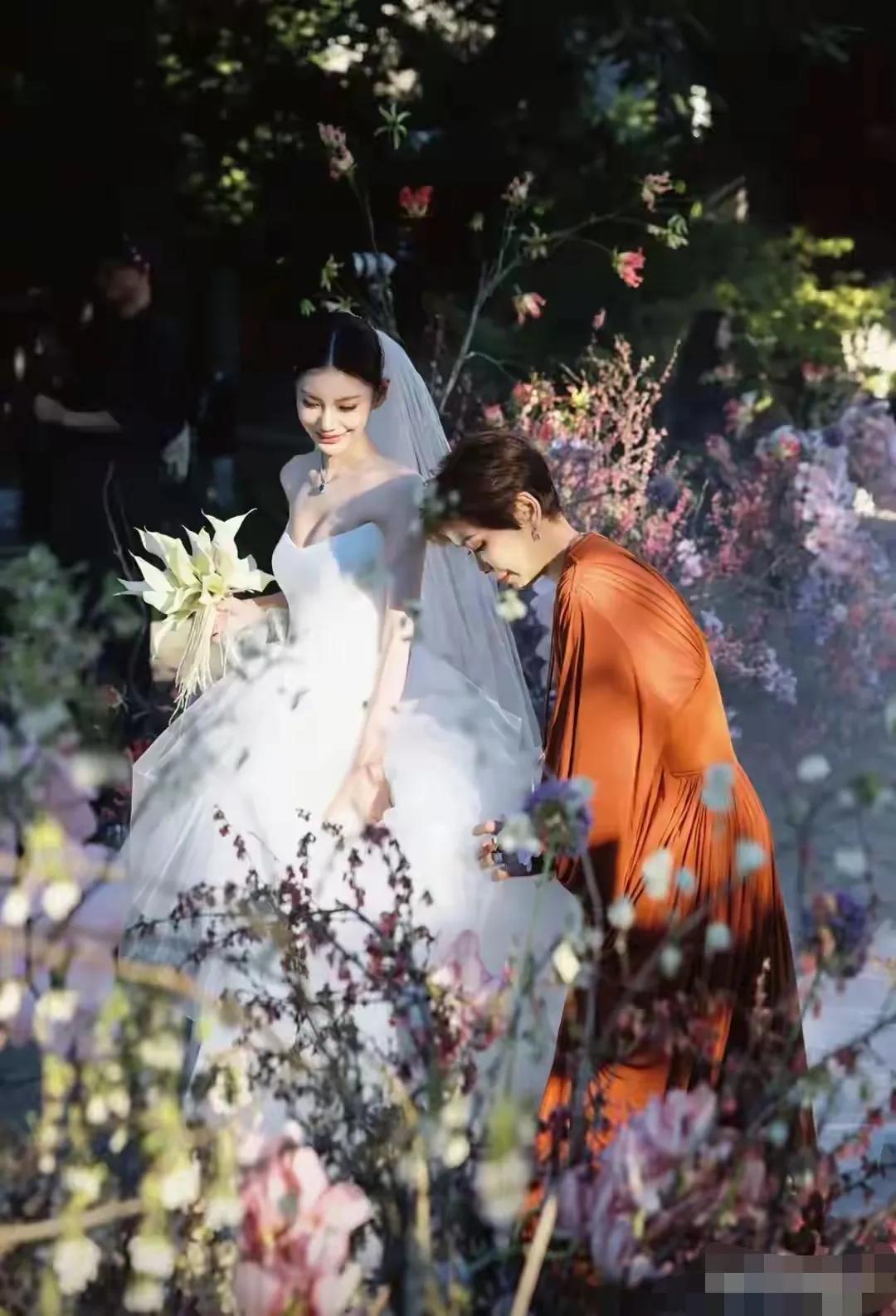马筱梅花丛中笑，母女俩最是那低头的温柔，很美很温馨，美好的开始意味着幸福的将来，