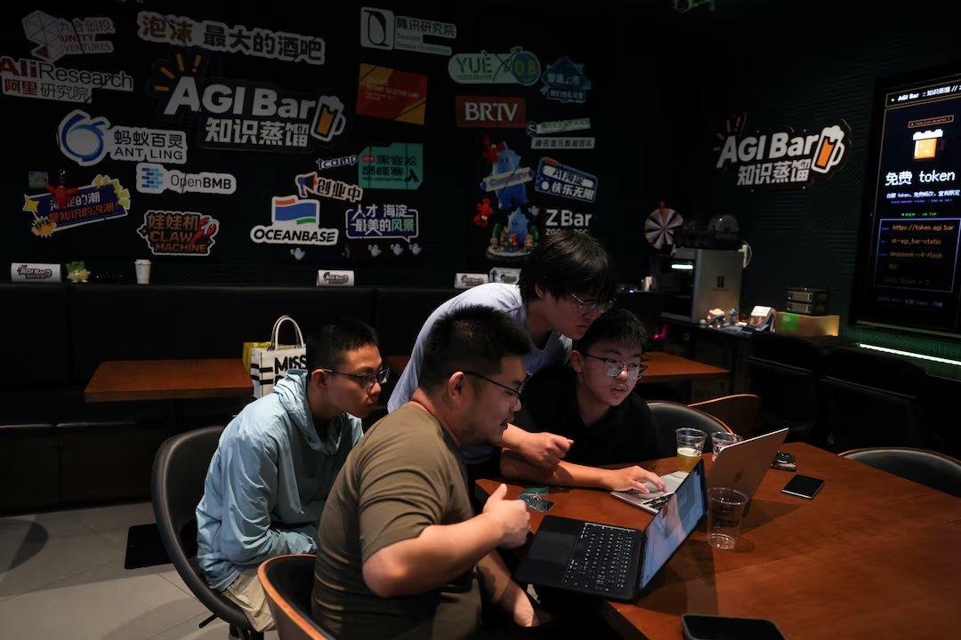 据说，北京的“AGI Bar”正在向顾客提供免费、无限量的 DeepSeek 使