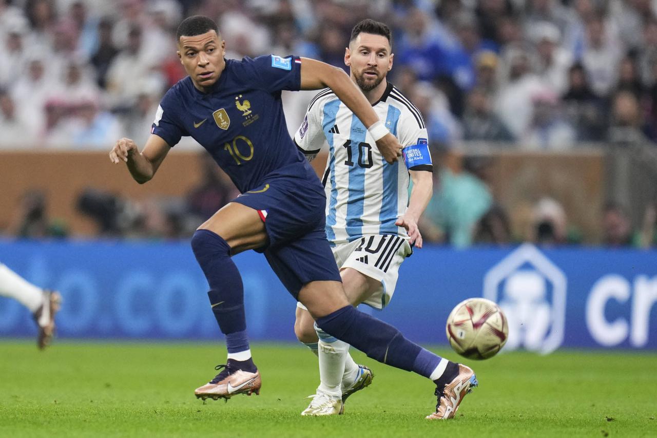 ⚽️ 足球史上收视率最高的十场比赛：
1 - 法国🇨🇵 VS 阿根廷🇦🇷