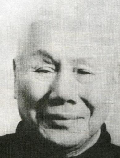 1951年，广东一个头发花白的老人被五花大绑押上台，法官念完判决书，"死刑，立即