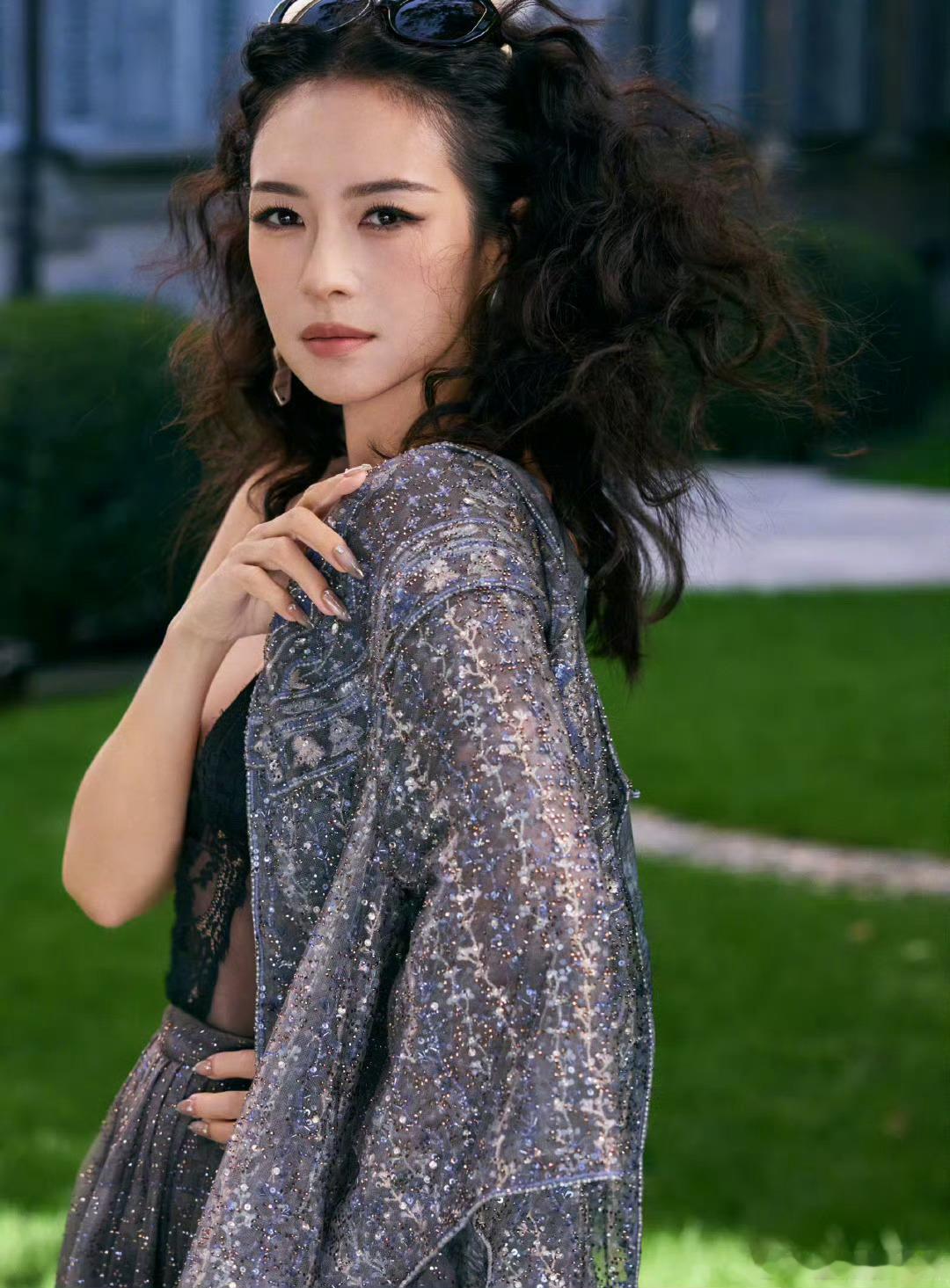 章子怡气场这一块 章子怡出席晚宴气场无敌！银色亮片长裙闪耀全场，长发挽成低髻露出