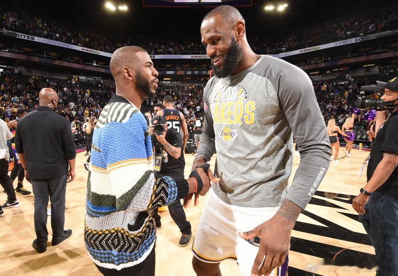 詹姆斯生涯至今（常规赛+季后赛）总助攻数来到13777次，距离超越历史第二的保罗