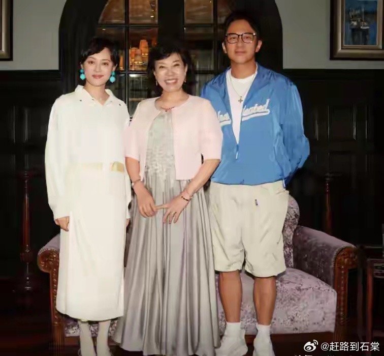 孙俪邓超现身妈妈生宴，孙母脸很肿打扮时髦，美甲鲜红戴大金镯子 ​​​
