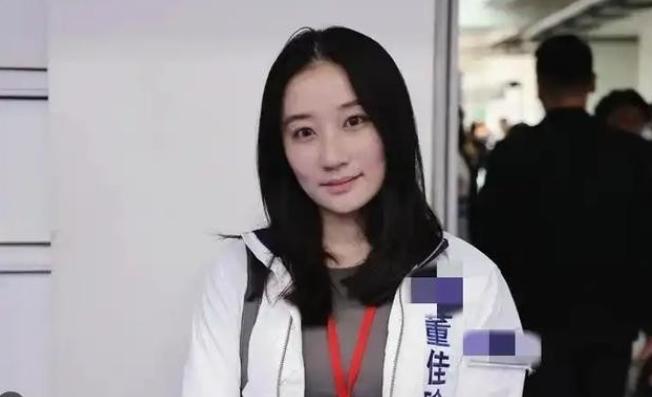 郑丽文率国民党 14 人代表团访陆，团队里最受关注的莫过于 30 岁的国际事务部