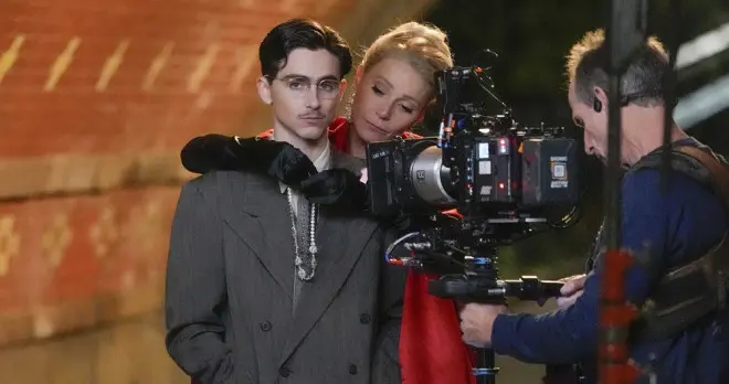 小辣椒谈与甜茶拍吻戏 亲密指导让她感到“窒息”