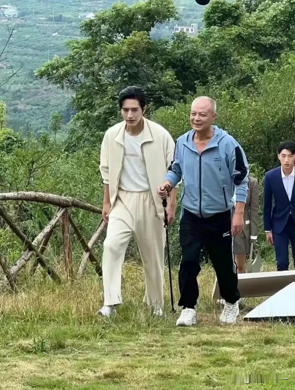 罗正新戏合作黄日华，昔日的“乔帮主”如今已白发谢顶变老头，该说不说这登山杖还是拿