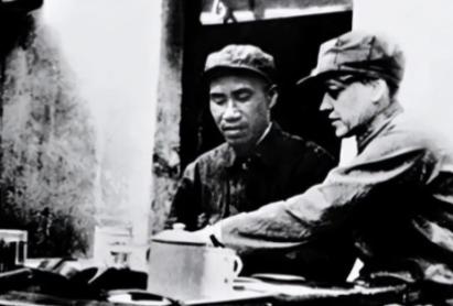1937 年，李德以不适应延安生活为由欲返苏联，毛主席劝他：“苏联正搞大清洗，此