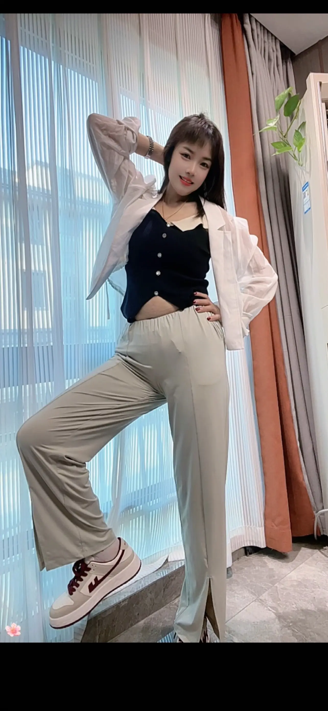 如果这个中秋节，我们见不到面，那就让我们看向同一个月亮，就当是我们见面...