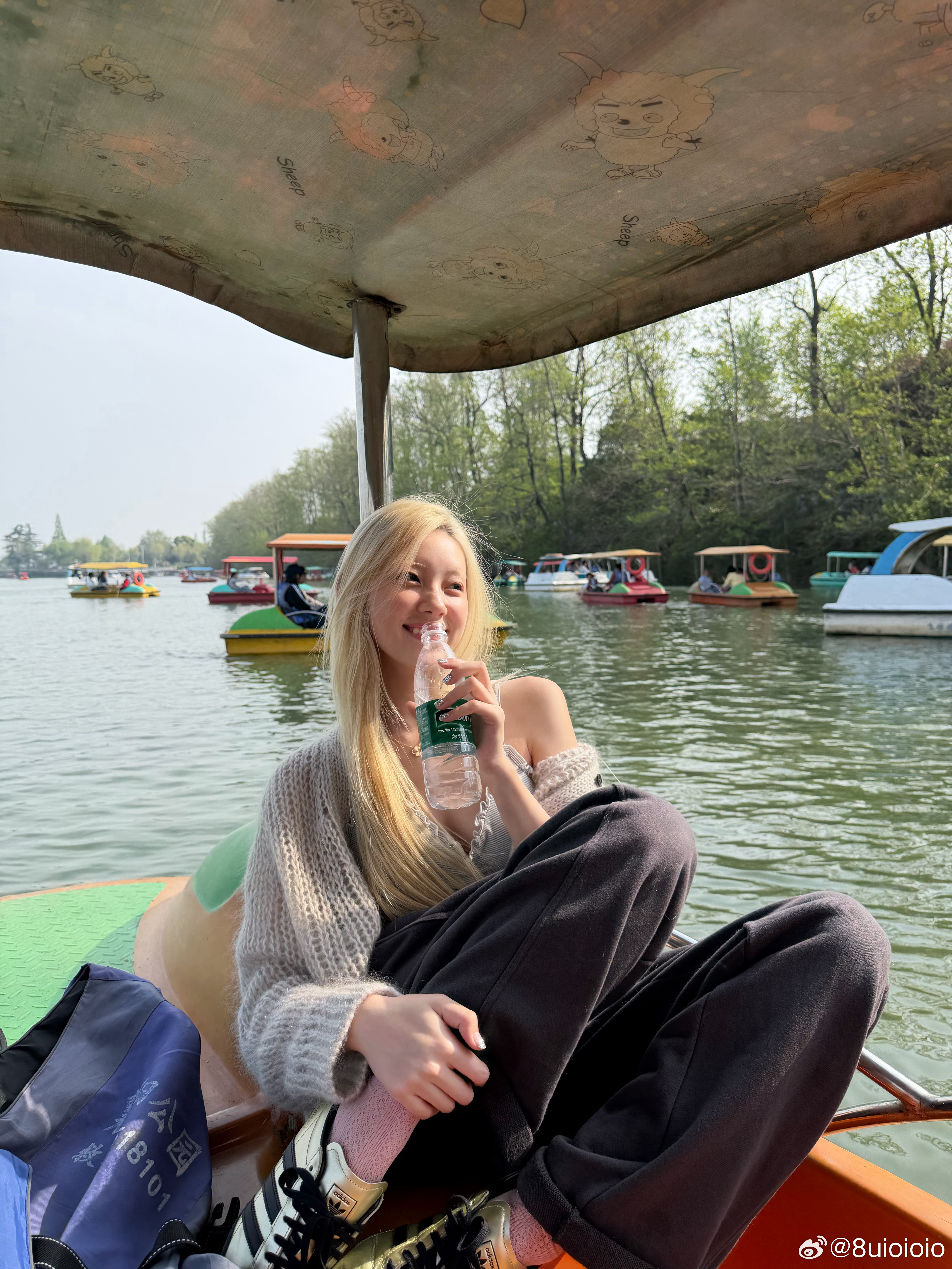 今天天气很好 在公园晃了一天 晒晒太阳～ 