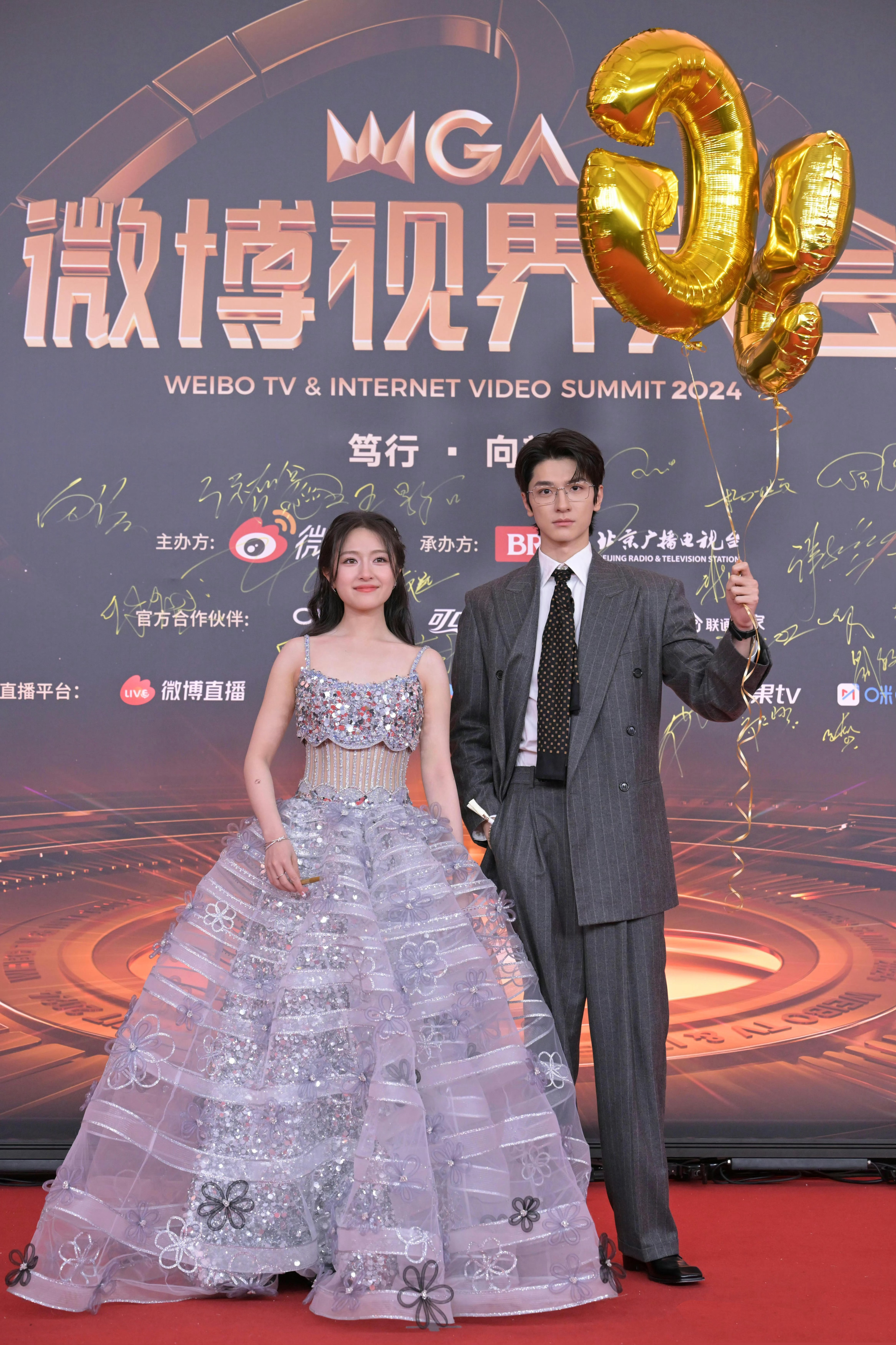 出席2024 微博视界大会的明星们！！！土出天际的背景板和灯光，衬托的所有人都像