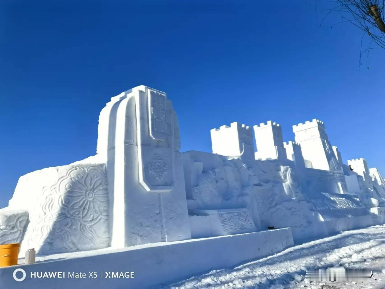 满满的刺激感。

呼和浩特又一个冰雪园明日开园，最大的雪雕墙（长达90米巨型雪雕