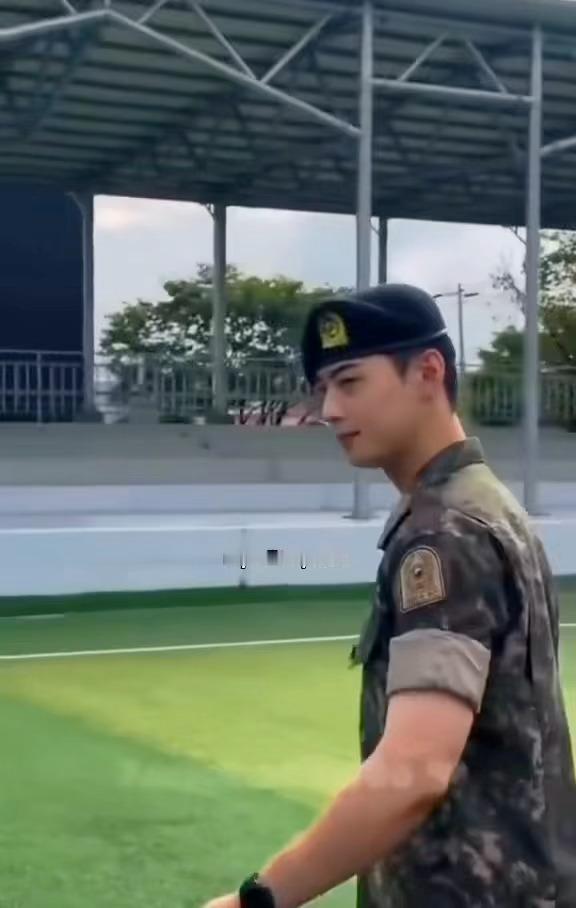 军装车银优帅成啥样了，头一次这么直观地感受到如此优越的身高和头身比！他是不是忘了