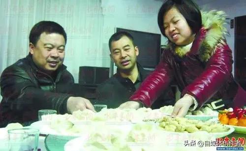 市井烟火里的良心坚守，总能轻易打动人心。郑州街头一间小小的饺子铺，让不少往来路人