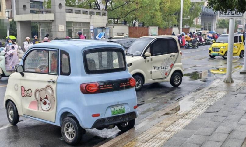 近日，交警进村开展普法宣传，明确禁止“老头乐”上路行驶，三轮车辆也仅允许人力款通