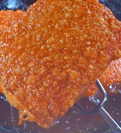 广西扣肉，那可是广西宴席的“扛把子”！尤其是荔浦芋扣肉，在广西家宴、喜宴上稳居餐