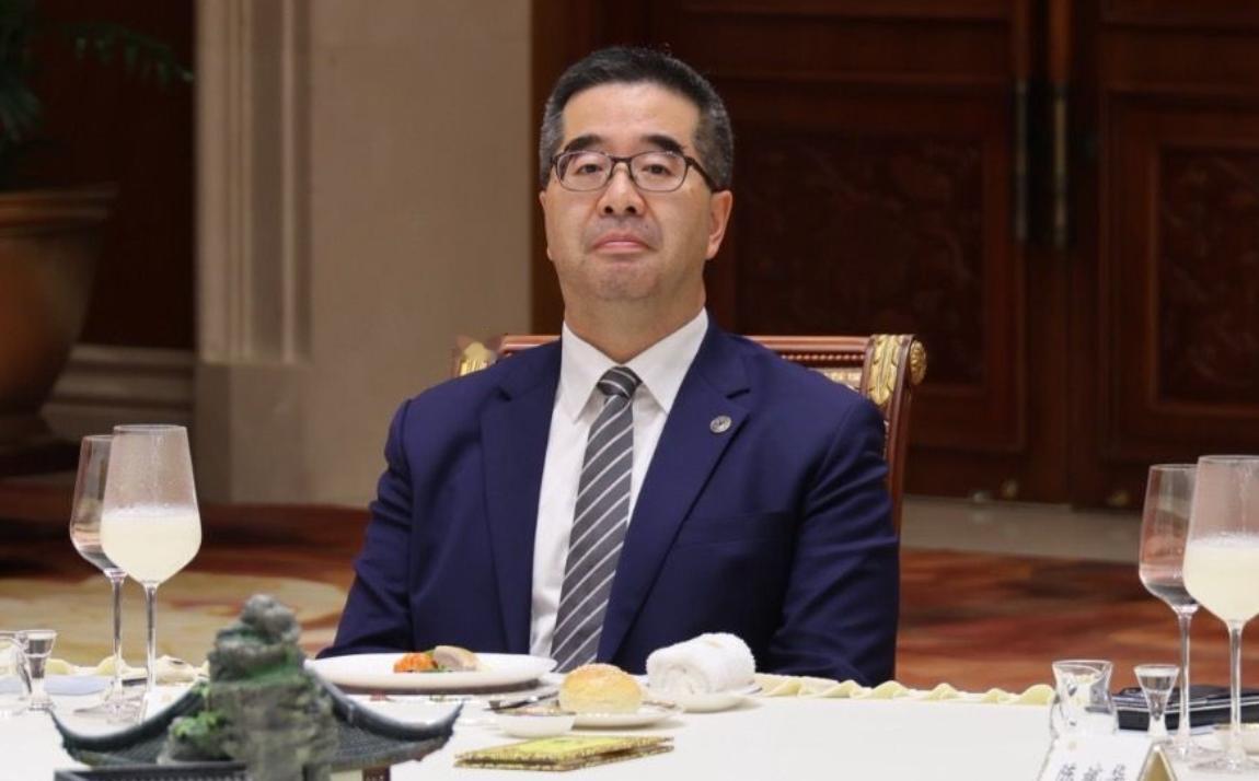 谁能想到，一场南京的晚宴，竟把“岛内政客”的遮羞布撕得粉碎。郑丽文顶着“五年刑期