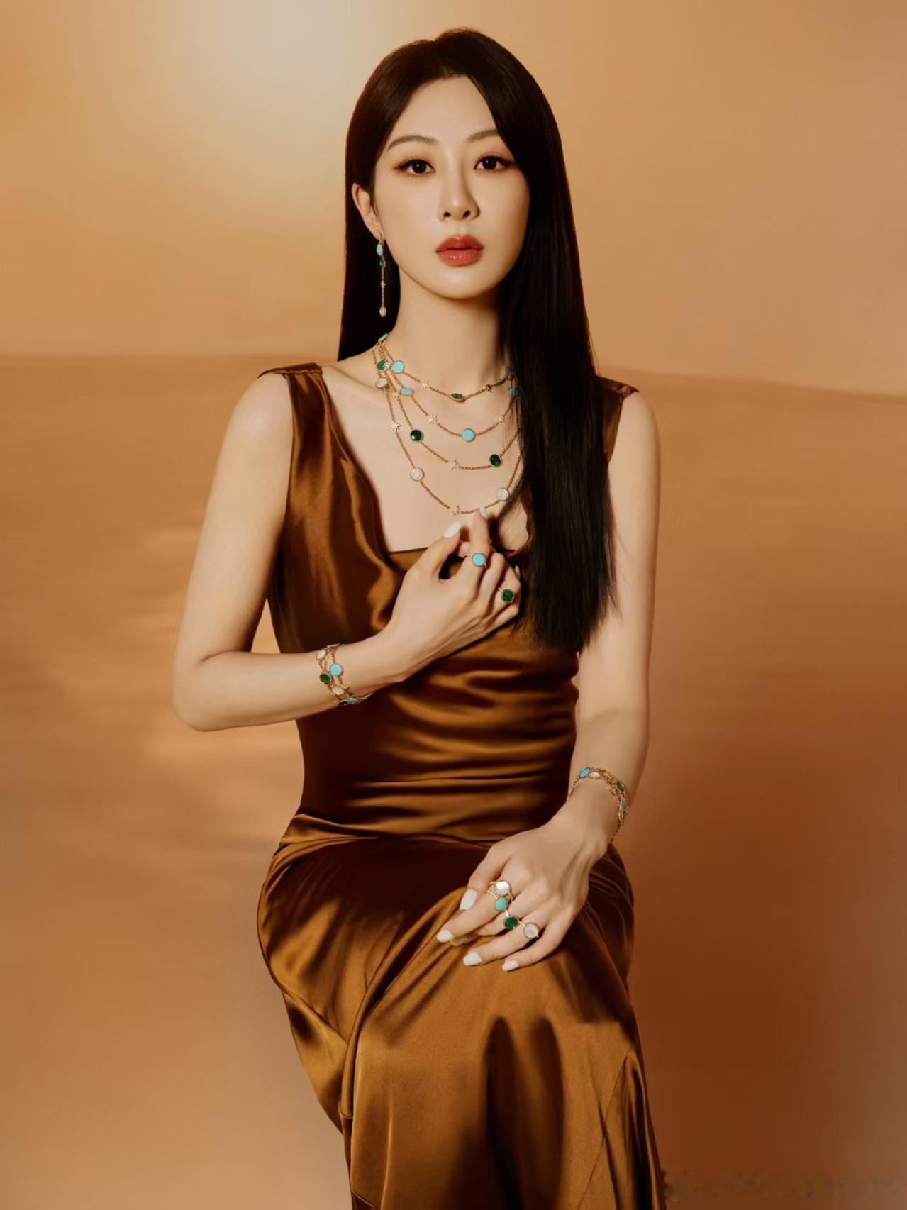 杨紫叠搭项链杨紫层叠闪耀杨紫叠搭项链，层叠闪耀，[思考][思考] ​​​