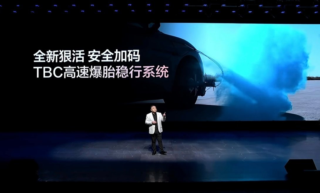强就三个字“ 比 ！亚 ！ 迪 ！”四年两次登上清华教材封面你说是什么水平汉智驾