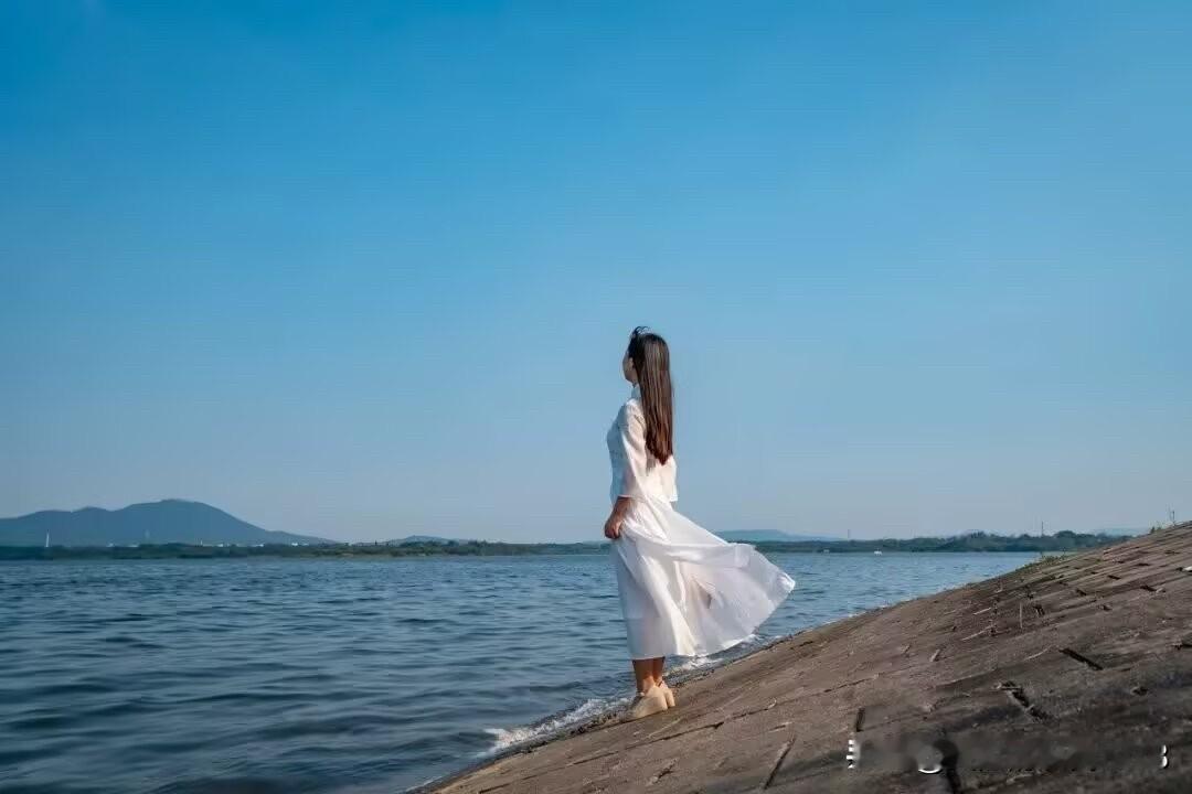 成年人世界，心里兵荒马乱，嘴上一言不发，眼睛里看尽人间沧桑，何以言，何能言，与谁