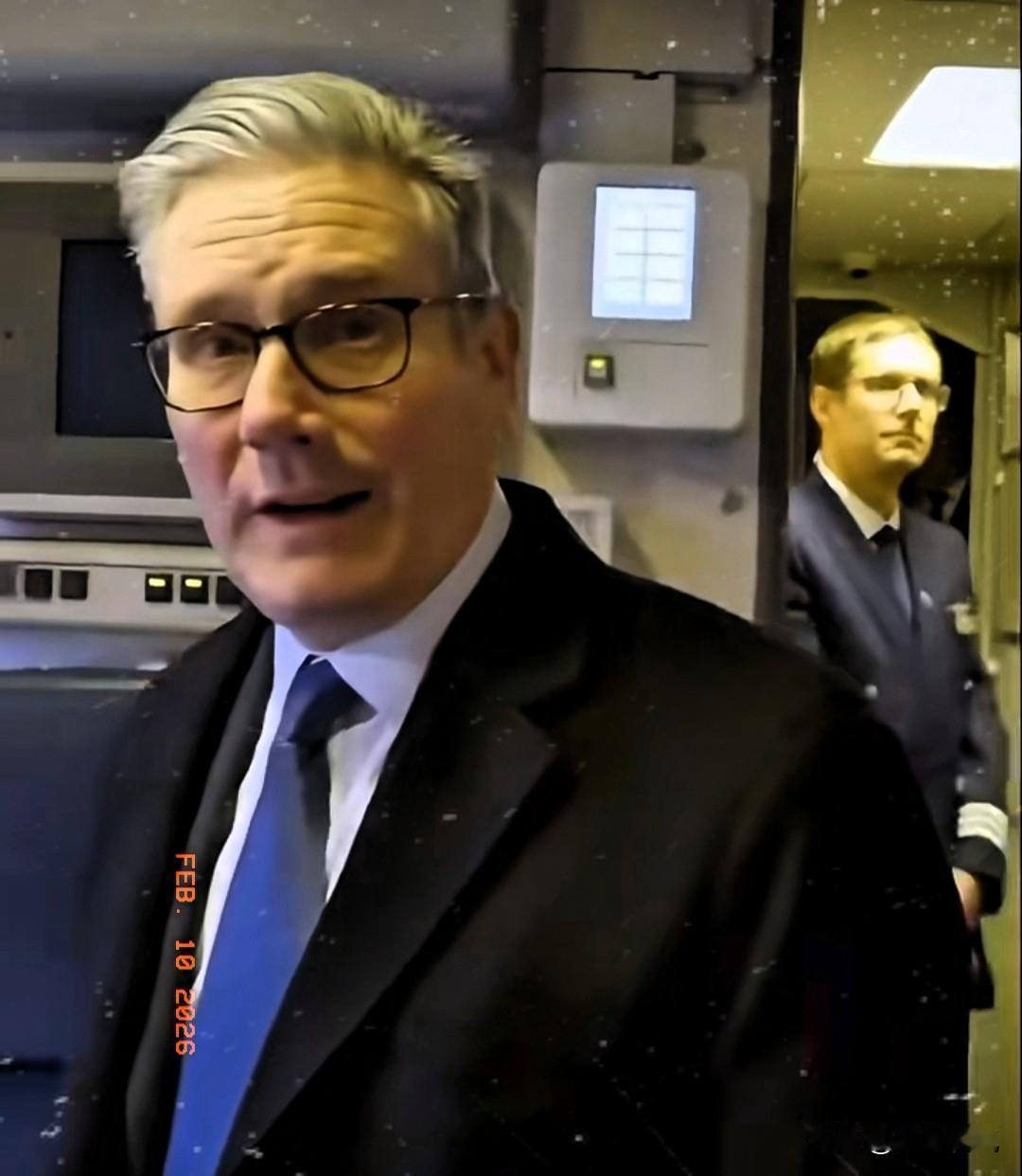 谁能想到，爱泼斯坦那个死了多年的名字，竟然隔空“狙杀”了英国首相！随着曼德尔森的