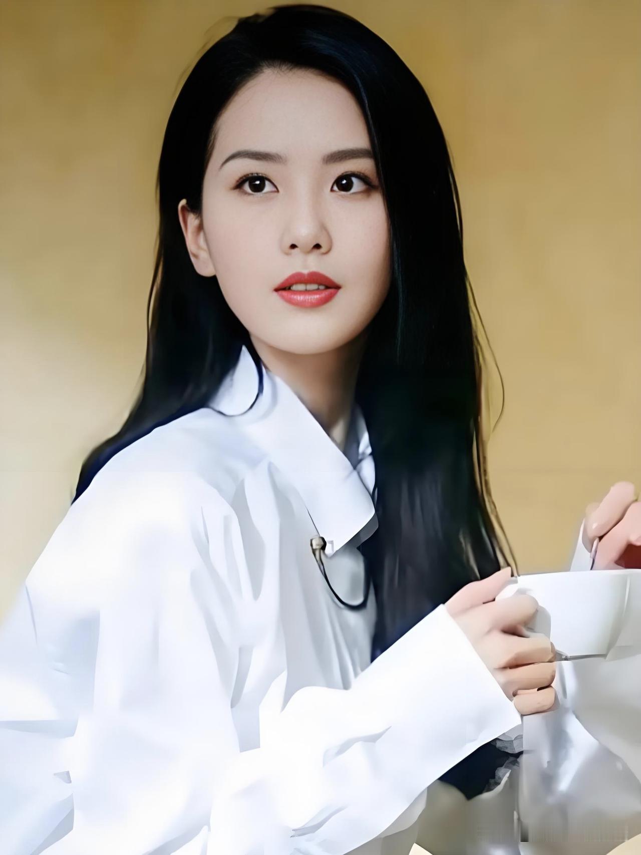 刘诗诗：如兰清雅，似竹坚韧。不疾不徐，在喧嚣中守一份从容；眉眼温柔，却自有风骨。