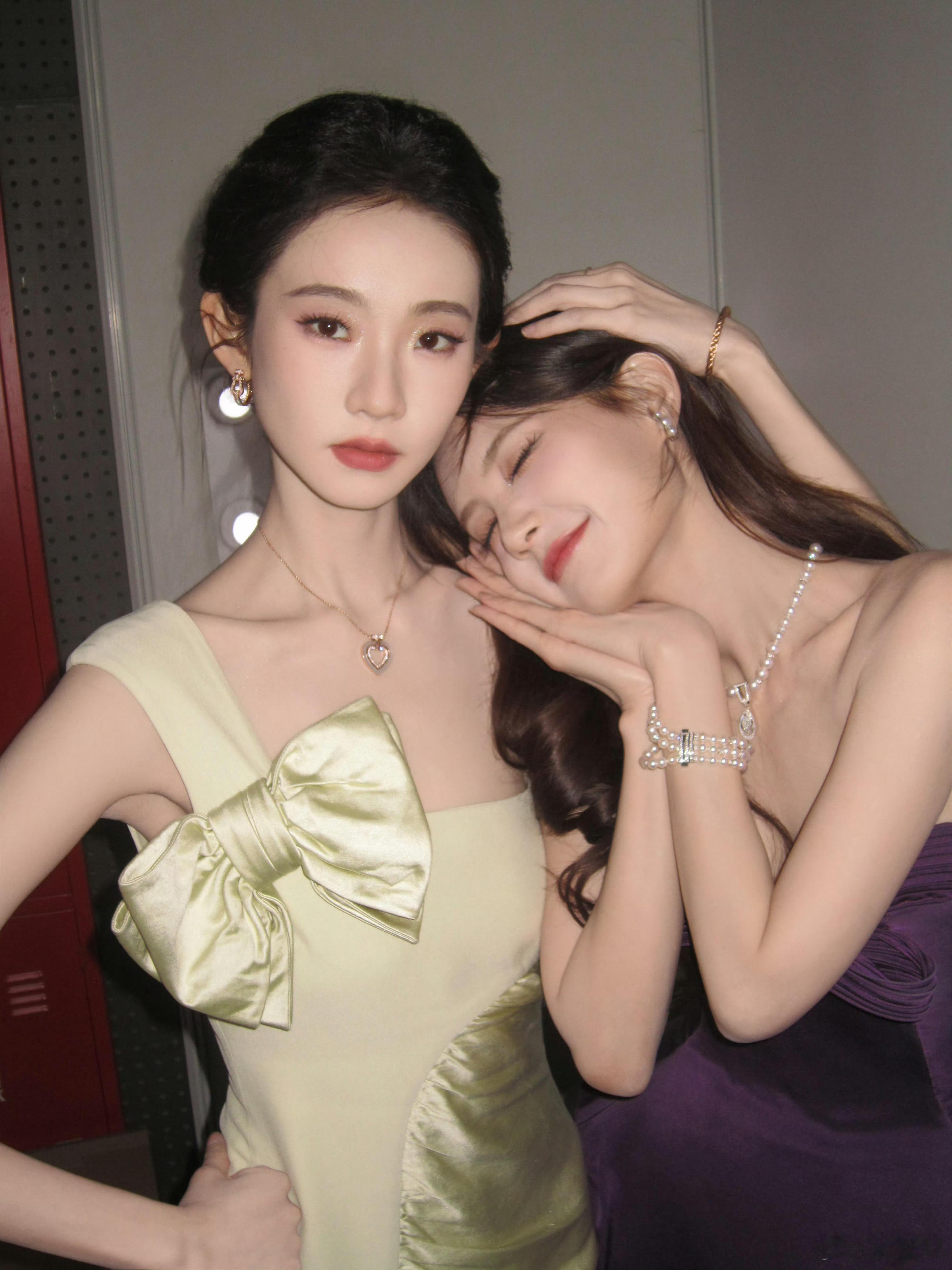 哎哟李一桐张艺凡都发了合照😢我想我们女子推理社了😢女推3到底什么时候来😢 