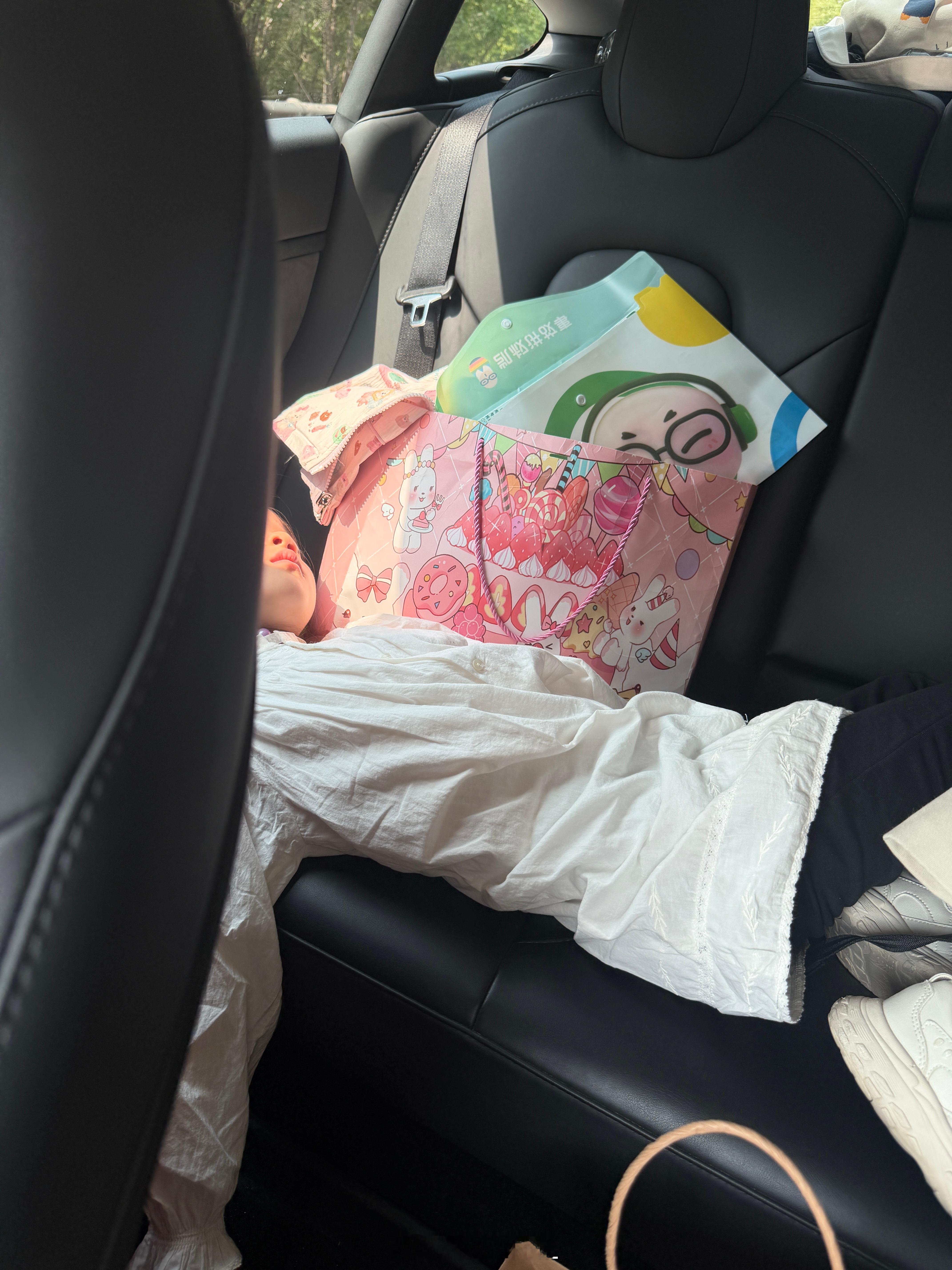 每次大闺女坐我的车都晕车，电车确实太容易晕车了
