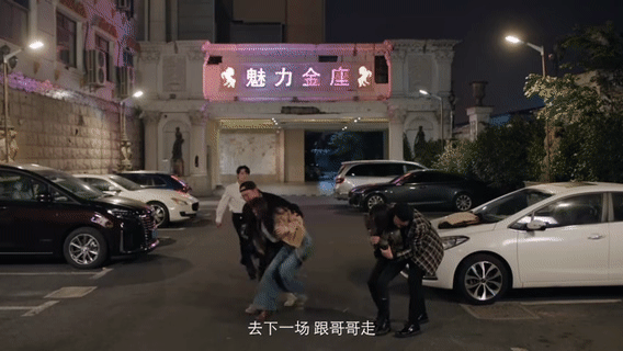 爱情有烟火李亦非英雄救美别的剧英雄救美都是高冷沉默耍帅，李亦非完全反着来，出手解