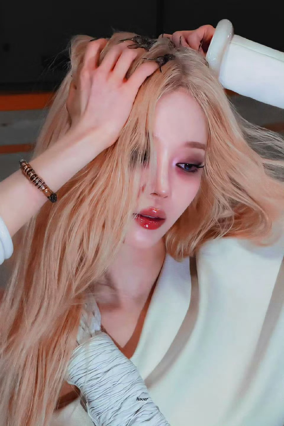 打歌妆造给我按照这个标准来 好吗？好的 