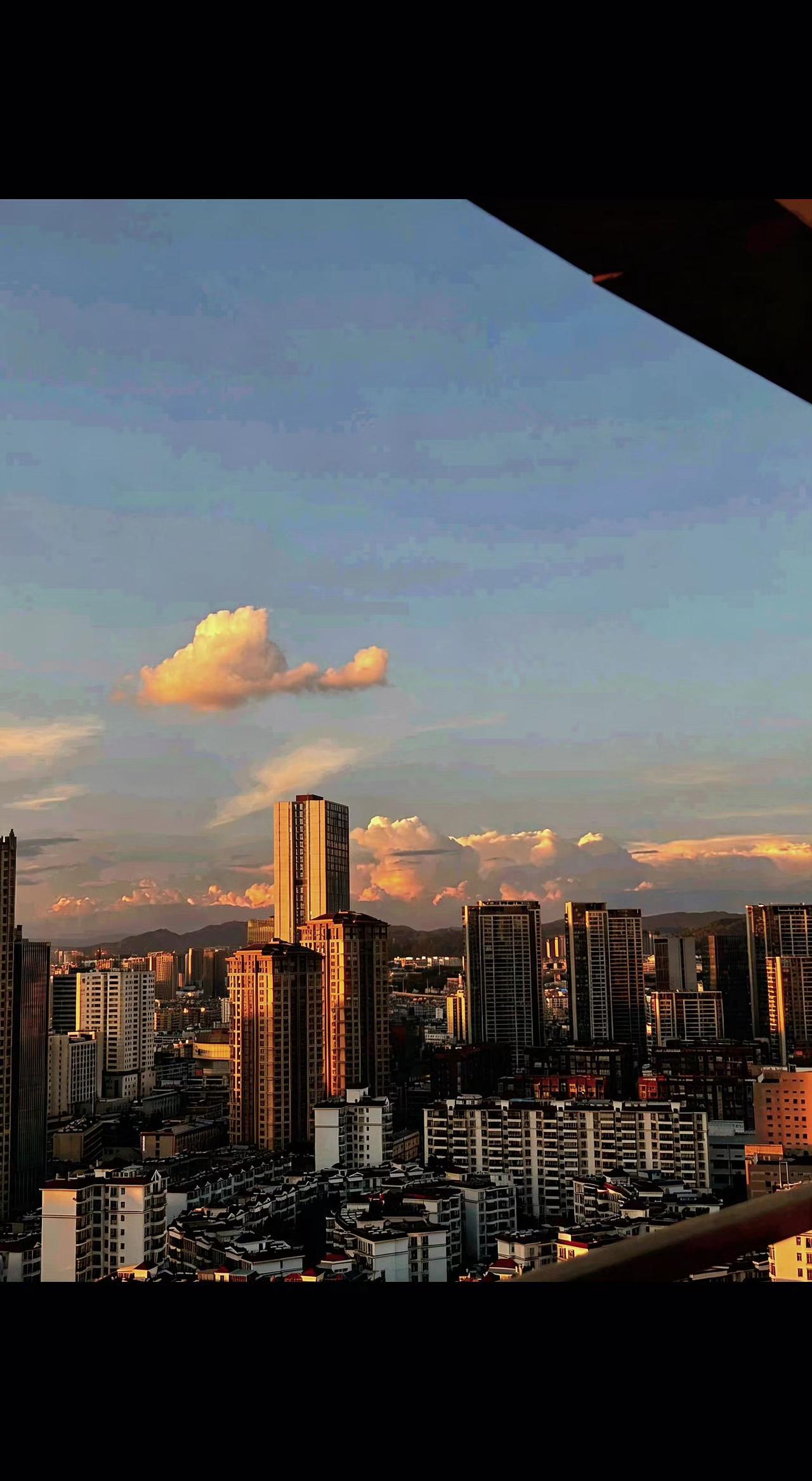 🌇钢筋森林也会脸红？看那朵云偷吻了黄昏🌆
楼宇是沉默的诗行，夕阳把结尾染成蜜