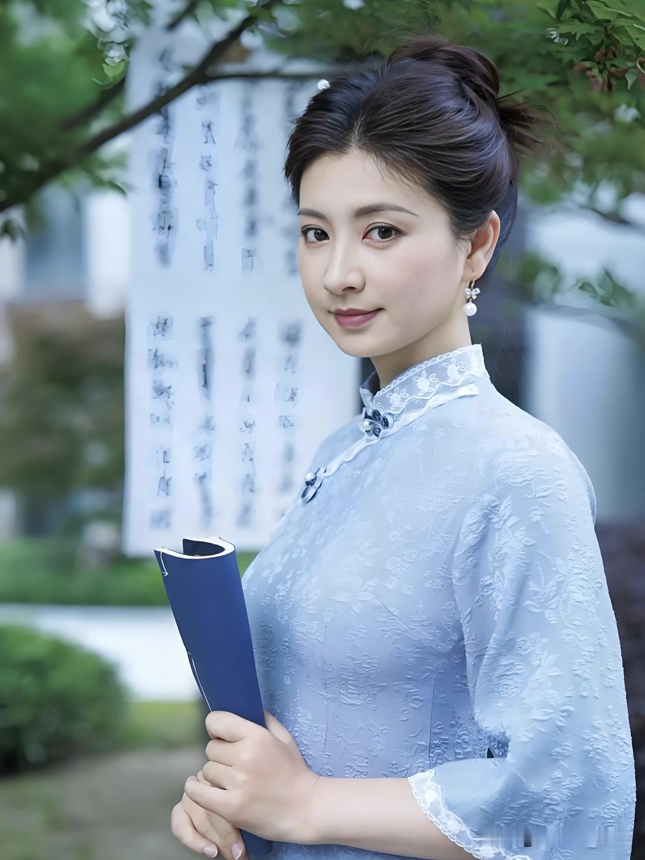 斓曦温婉端庄，自带傲骨。戏外从容自洽，不惧岁月痕迹，以真实清醒诠释女性独有的优雅