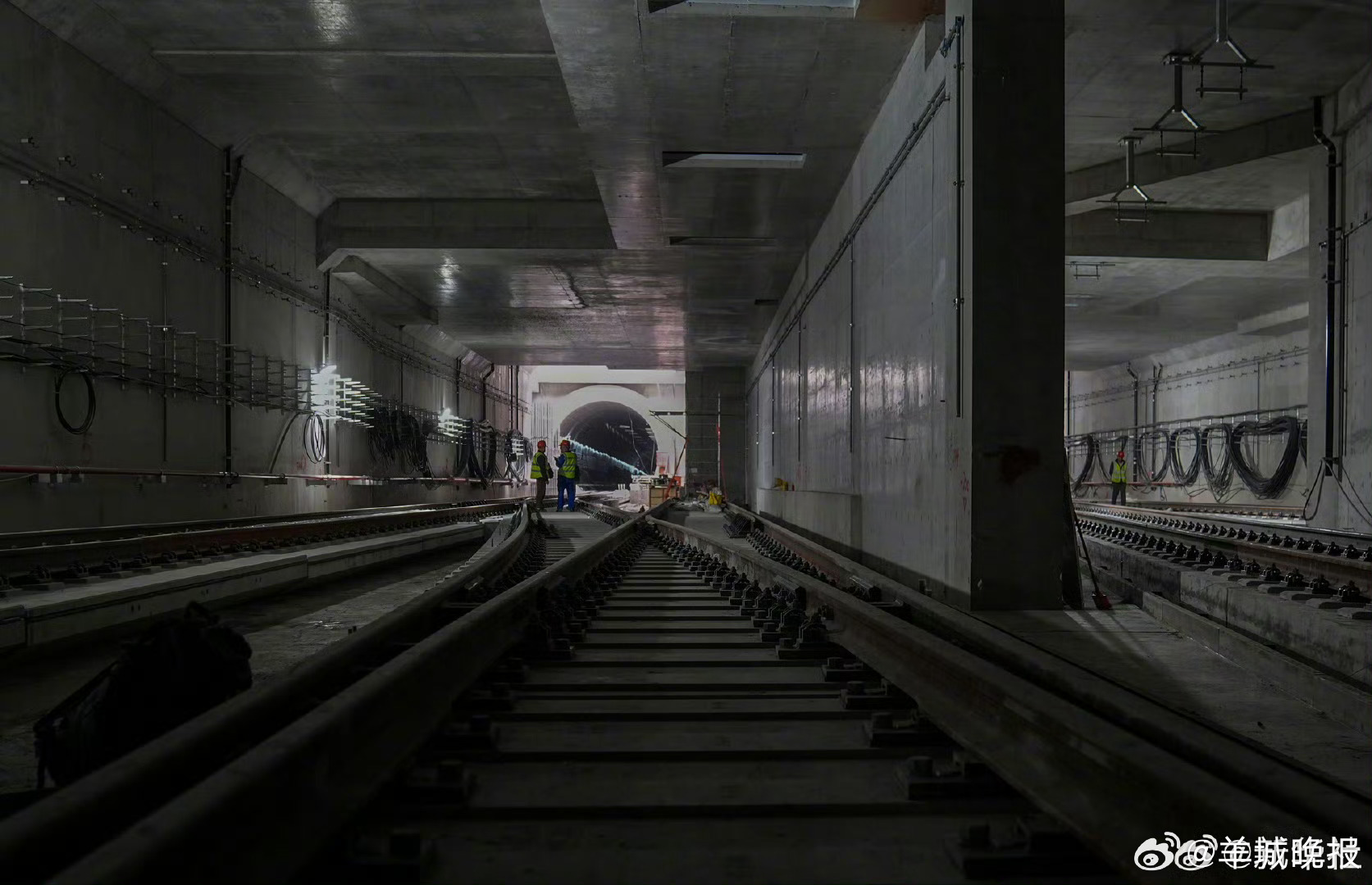 【#上海首条穿越长江轨道线轨道贯通#】21日，上海首条穿越长江的轨道交通工程——