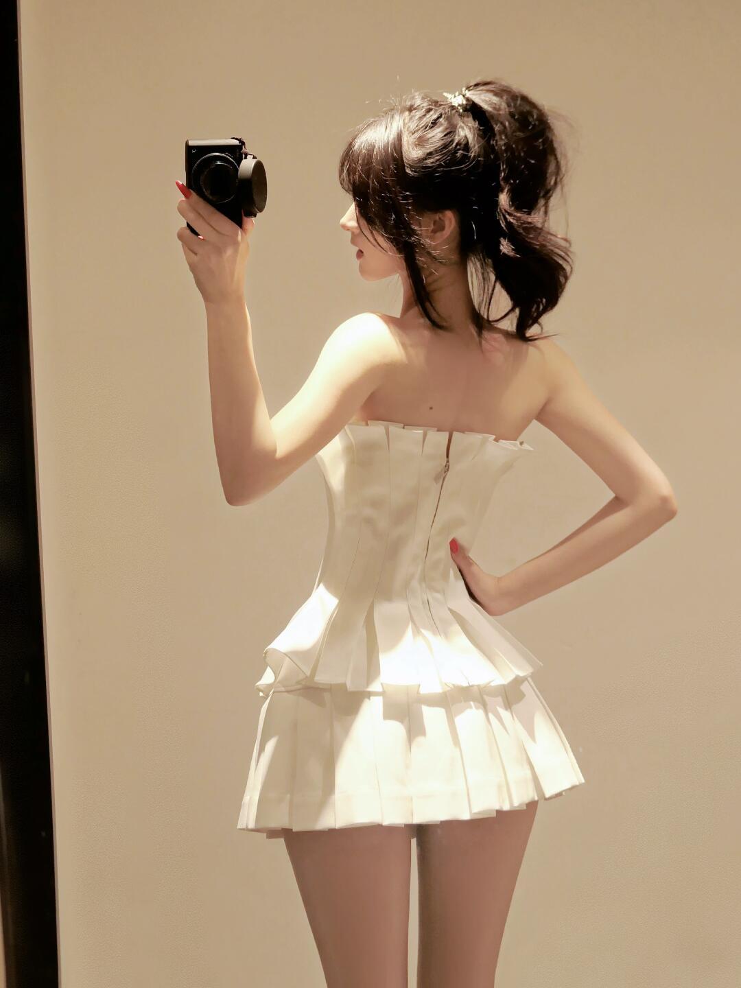 晒图笔记大赛 优雅自拍，红唇与白裙的完美搭配