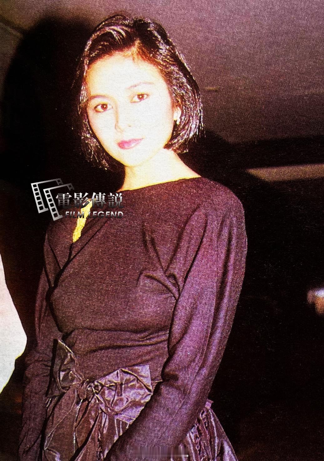 #关之琳[超话]#  1987年，阿关盛装出席“HK艺术家联盟”夜 #关之琳# 