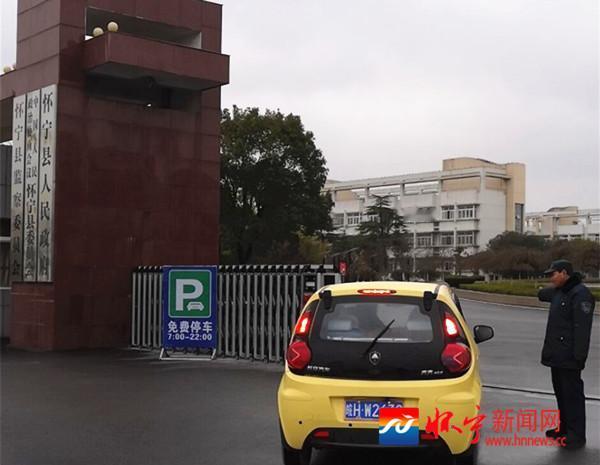 你觉得节假日单位的停车场应免费开改吗？
    明天2月15日，2026年春节将