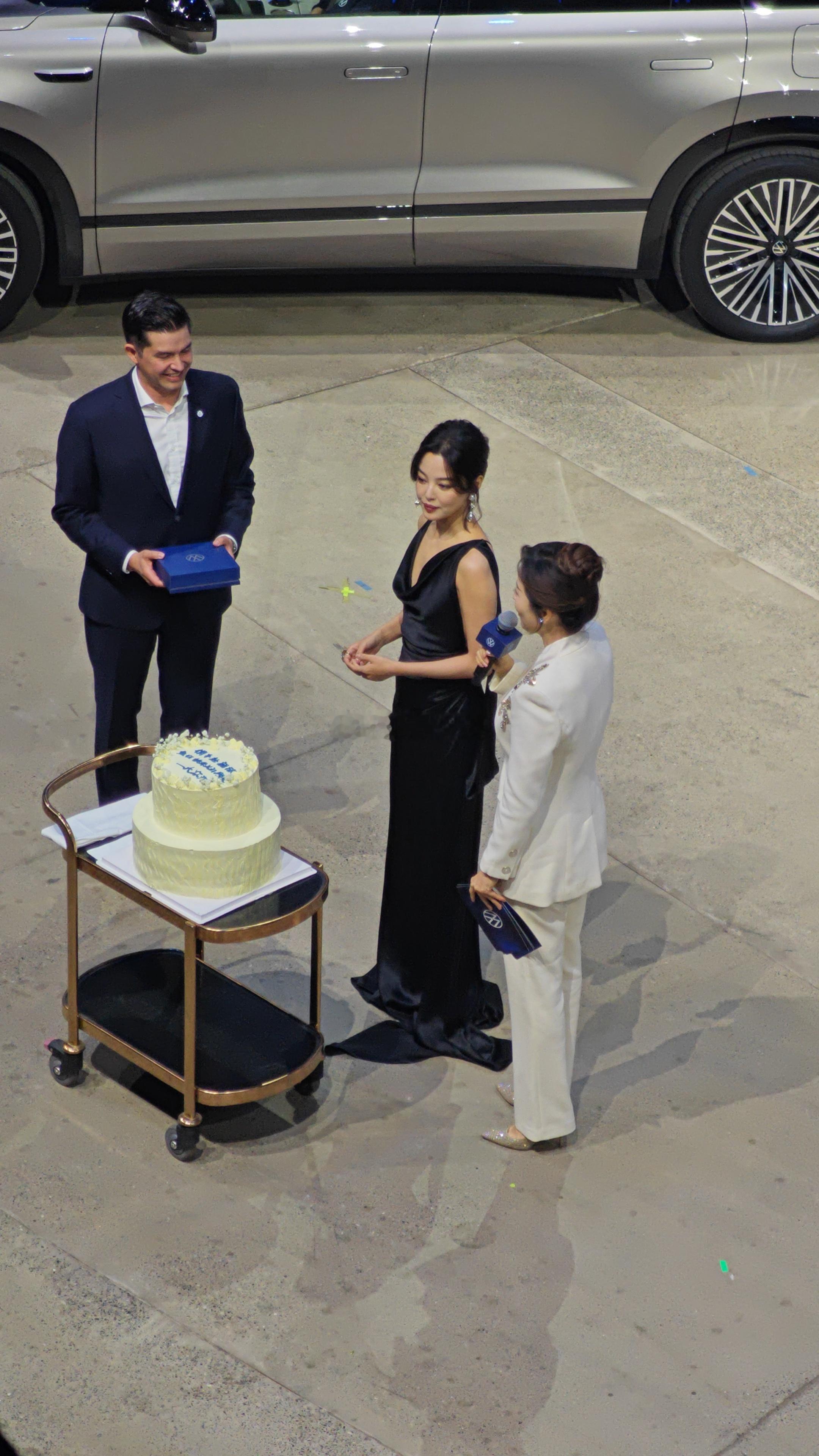 辛芷蕾生日快乐呀！这礼物太重磅了！感觉这个小惊喜辛芷蕾好像真的不知道啊，一脸懵懵