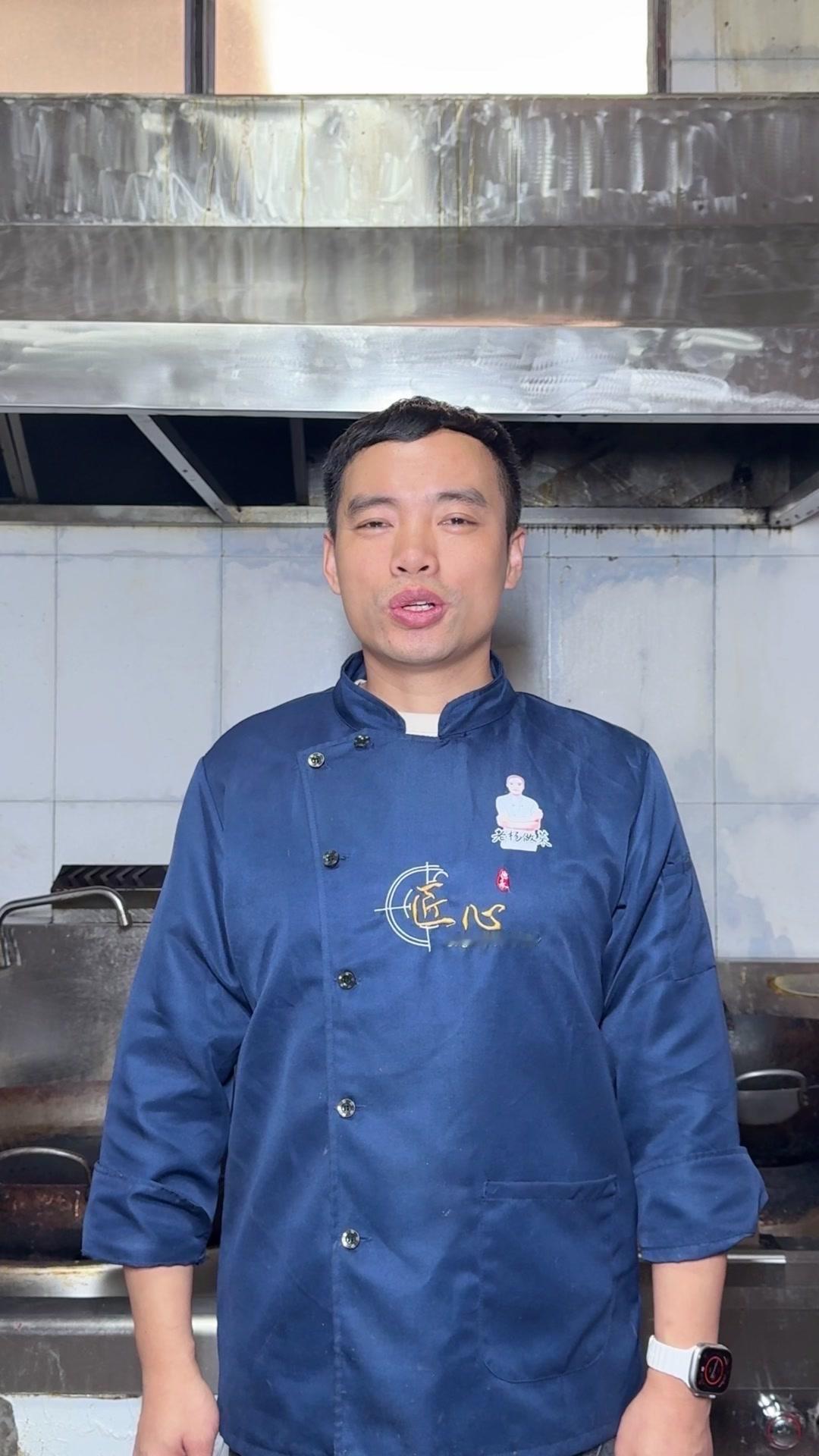 1️⃣处理脑花和焯水：先把猪脑砍小一点，起锅烧水，水开后倒入脑花，加一勺花雕酒，