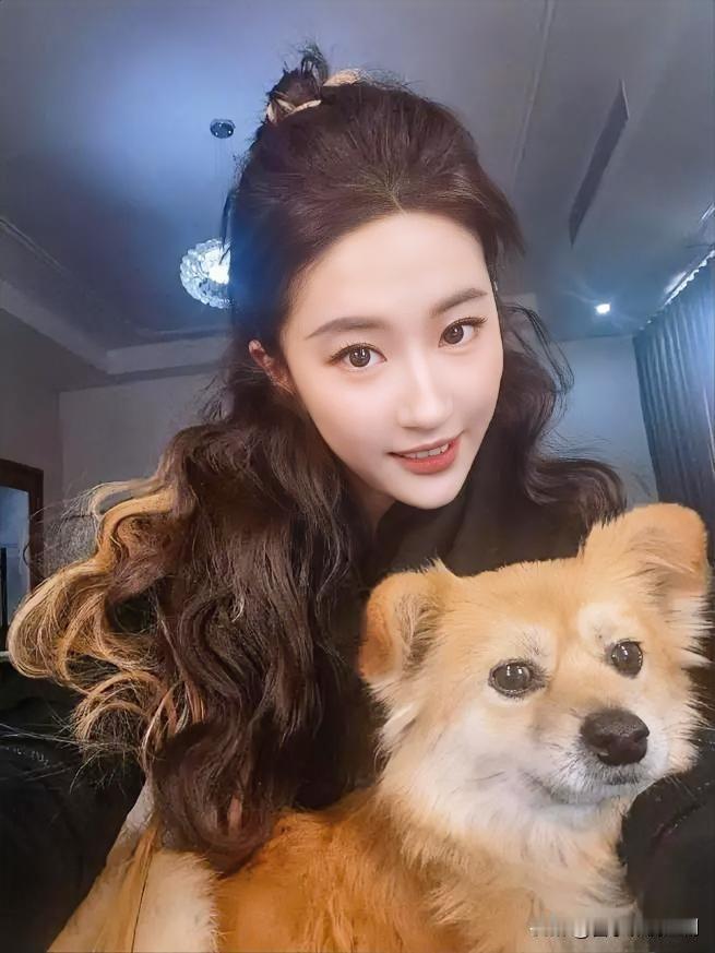 刘亦菲抱狗出门，人宠同框超养眼

近日，有网友偶遇刘亦菲抱着小狗出门。她身着简约