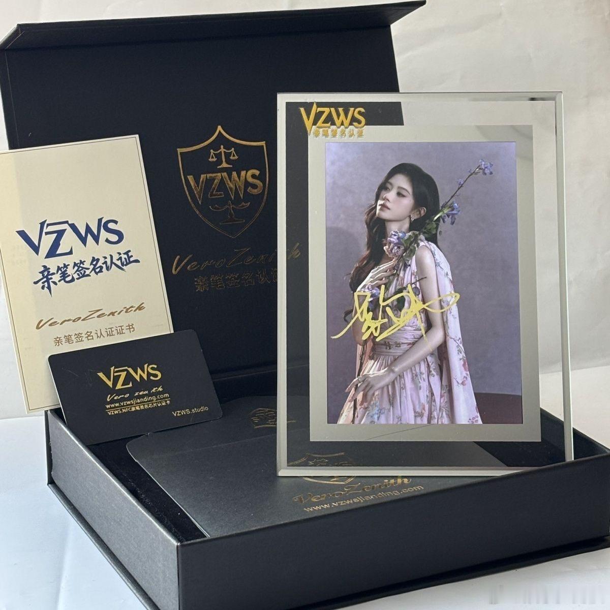 鞠婧祎签名照片 ​​​