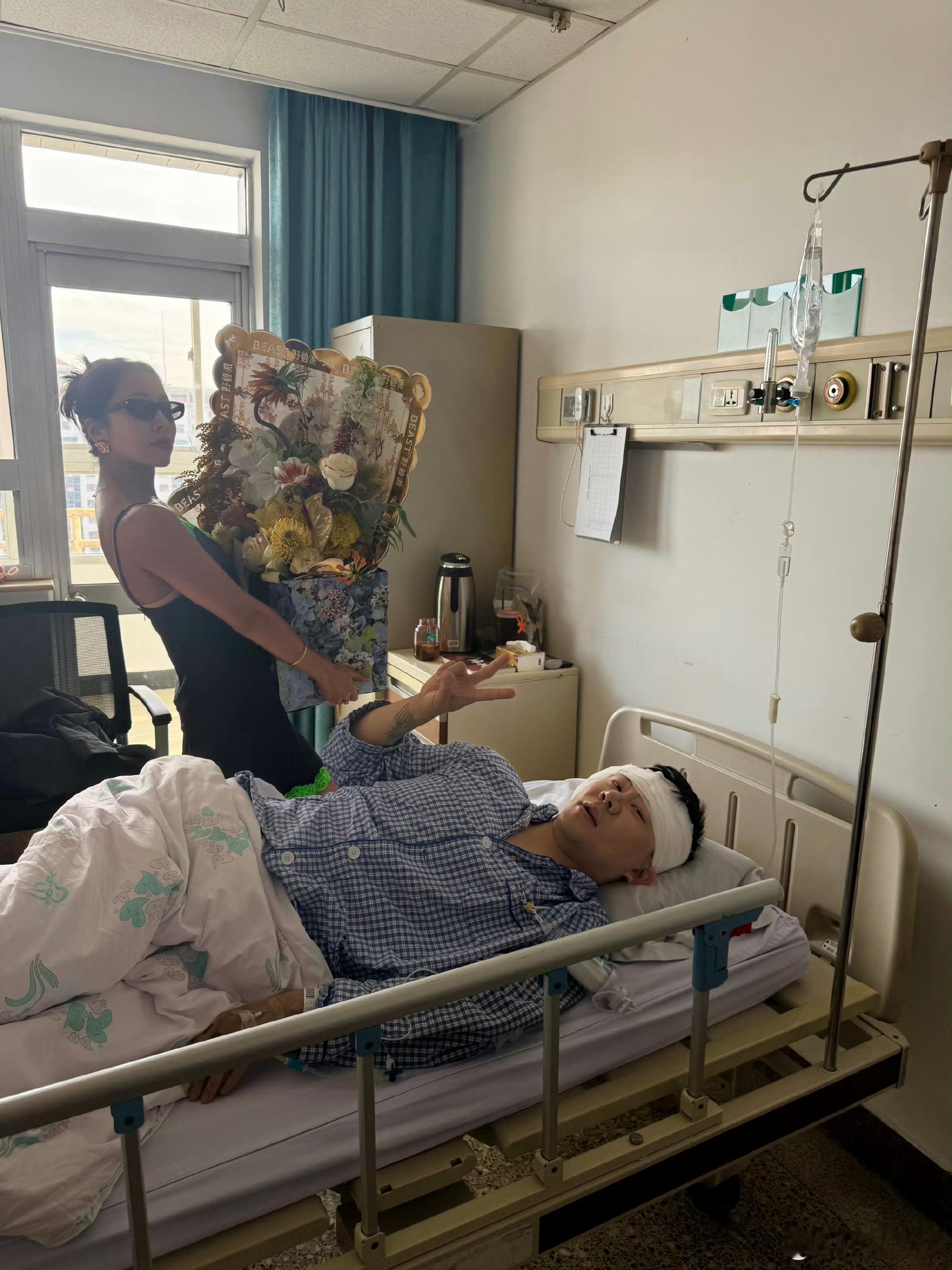 吉克隽逸探病化妆师 细节见人品！工作再忙不忘探视幕后伙伴，贴心准备仪式感花礼，这