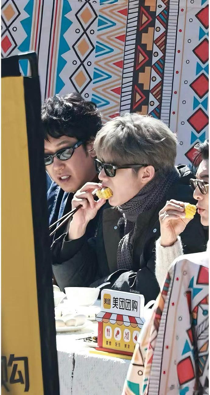 刘耀文王鹤棣在云南吃玉米刘耀文王鹤棣吃完西瓜吃玉米刘耀文与王鹤棣在云南录节目，先
