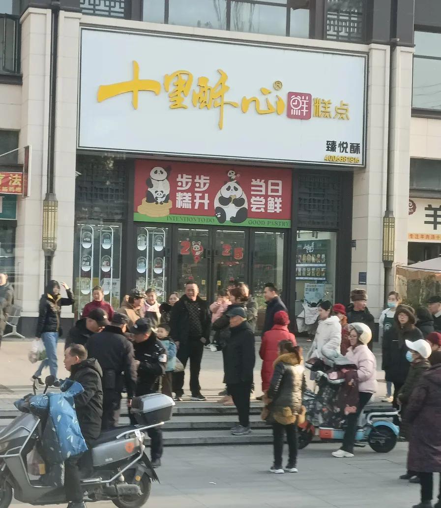 不知道这儿下午发生了啥事儿呢？经过南湖街和六一堂路的交汇之处时，在一家糕点店门前
