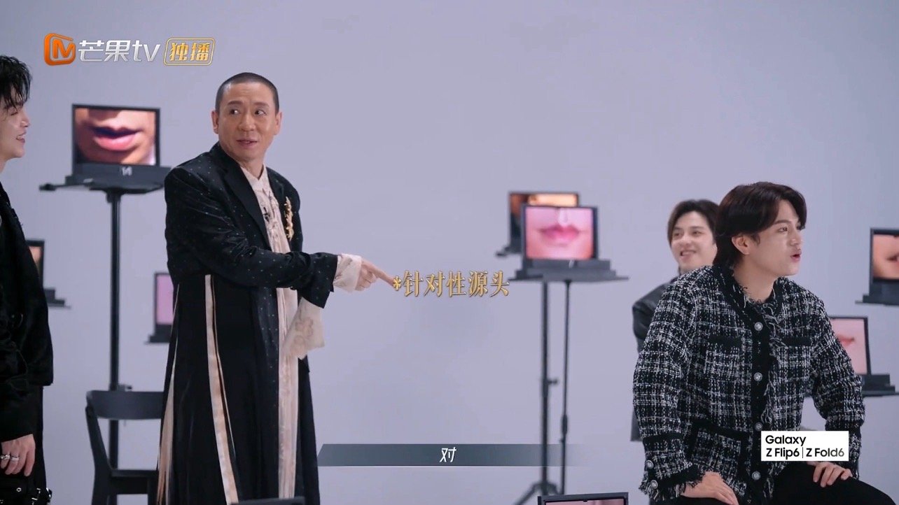 #石凯阵营收留各方精英#在“贴脸开大”的VCR中，梁龙笑对石凯KAIK表示：“那
