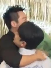 2026年4月17日凌晨，郑恺在生日直播中与粉丝互动时，王祖蓝手捧鲜花与神秘礼盒