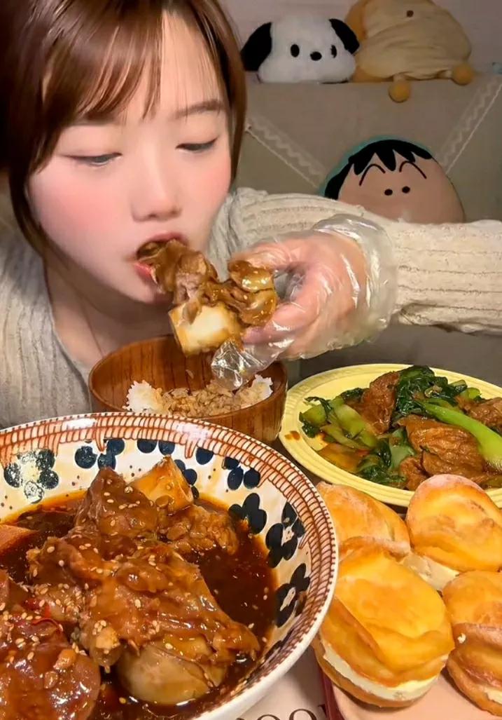 食香满桌人欢笑，美味佳肴乐无边。#丰富美味盛宴# #食香喝辣# #十五最美的肴#