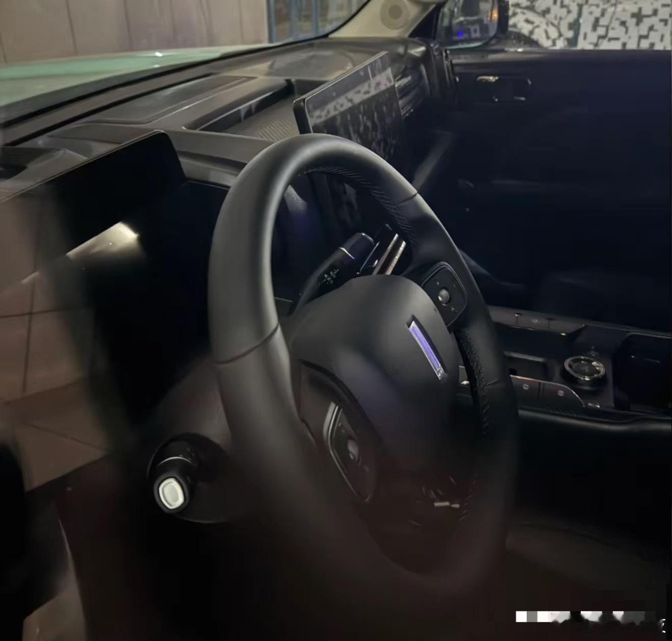 汽车[超话]  长城汽车发布哈弗猛龙燃油版预告图：长城汽车发布哈弗猛龙燃油版预告