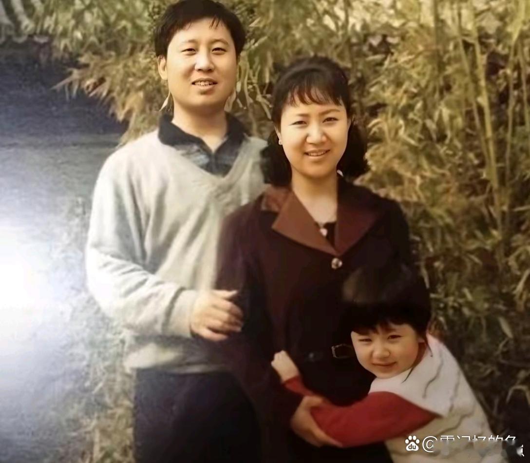 杨紫和妈妈简直复制粘贴，长相相似度拉满 